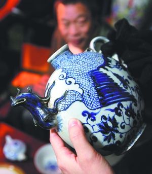 “樊家井”是景德鎮(zhèn)中低端仿品生產和批發(fā)基地，圖為仿元青花鳳首壺。
